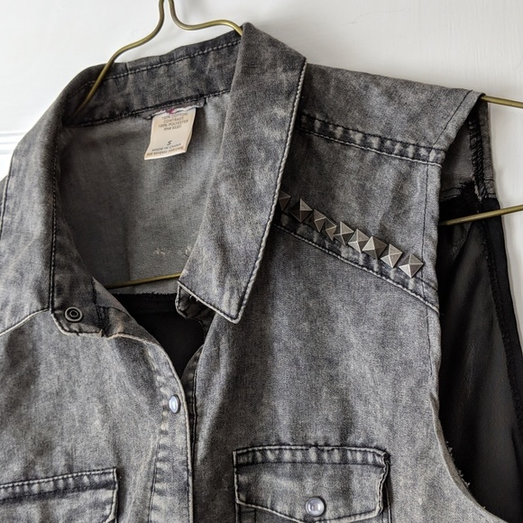 Gray denim button-up vest - Picture 3 of 3